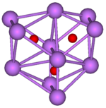 由三个八面体组成，三个八面体两两共面，有一条公用棱。11个紫色顶点表示铯，而八面体中央的小红球表示氧。