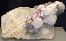 一种白色矿石，嵌有白色和淡粉色晶体。