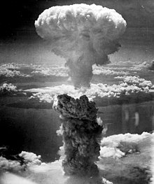 原子弹爆炸蕈状云（灰色蕈梗和白色蕈顶）的照片。